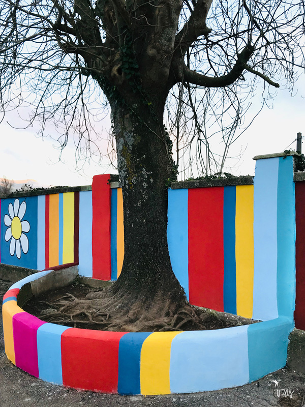 mural izas azulpatio ceip gerardo diego árbol