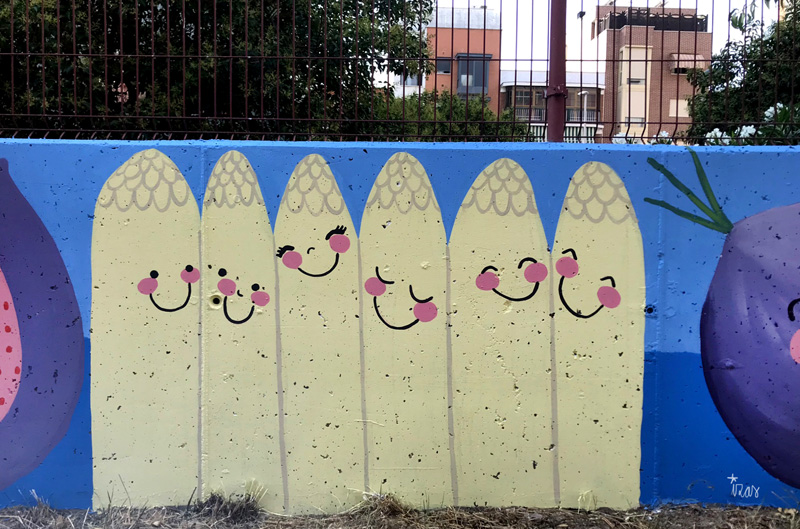 mural izas azulpatio ceip eduardo rojo huerto espárragos