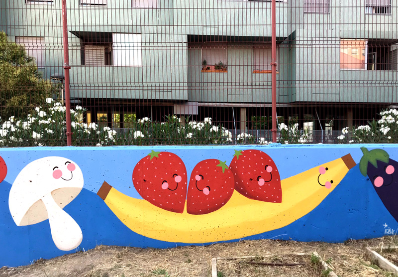 mural izas azulpatio ceip eduardo rojo huerto plátano y fresas