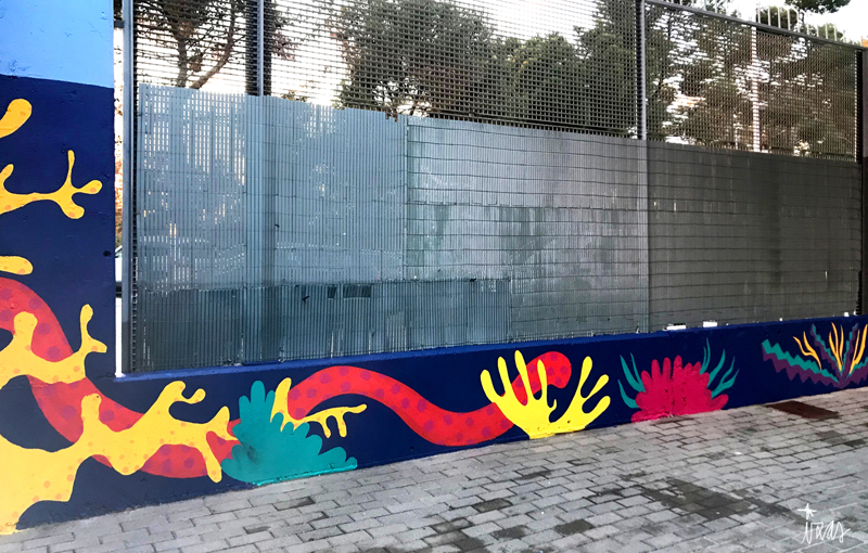mural izas azulpatio colegio zazuar piscina muro bajo