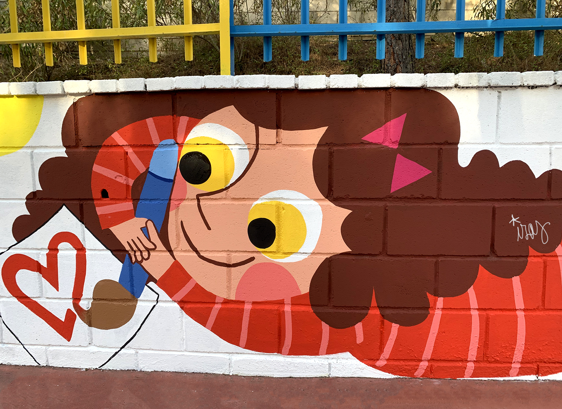 mural izas azulpatio CEIP Gandhi detalle2