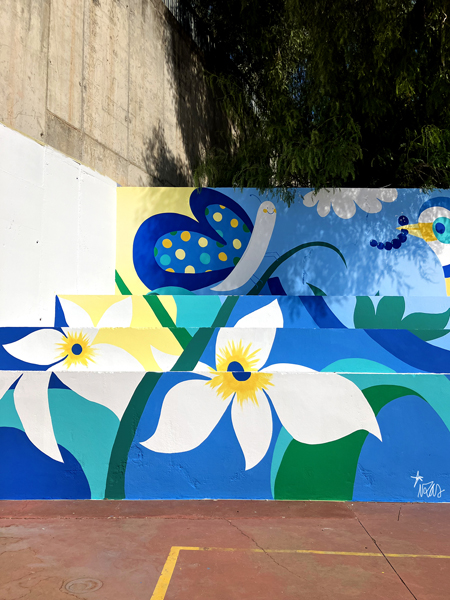 mural izas azulpatio CEIP Gandhi gradas v terminado 1