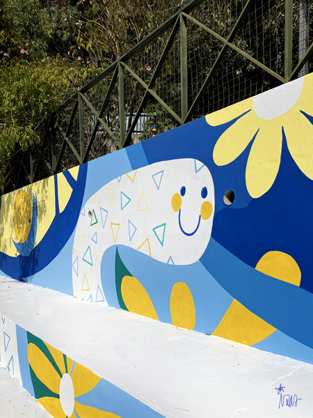 mural izas azulpatio CEIP Gandhi gradas v terminado 7