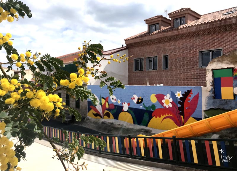 mural izas azulpatio ceip miguel hernandez mimosa