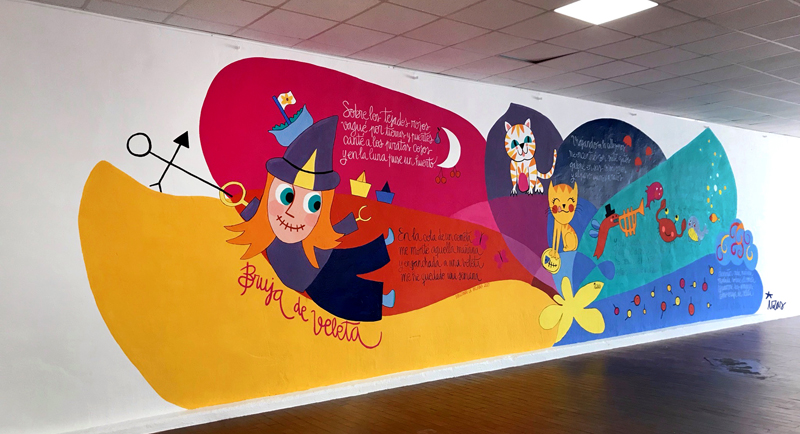 mural izas azulpatio dibujando la palabra ágreda izq