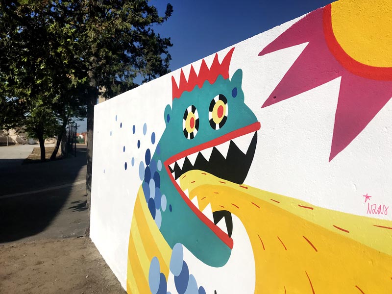 mural izas azulpatio dibujando la palabra ceo coreses dragón 1