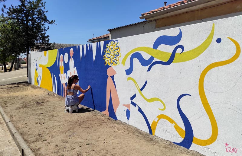 mural izas azulpatio dibujando la palabra ceo coreses proceso 8