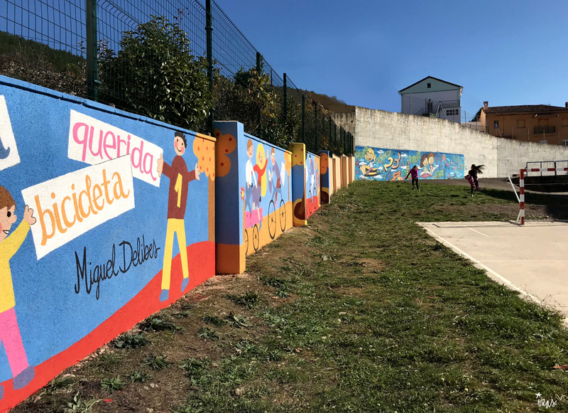 mural izas azulpatio dibujando la palabra cistierna niños