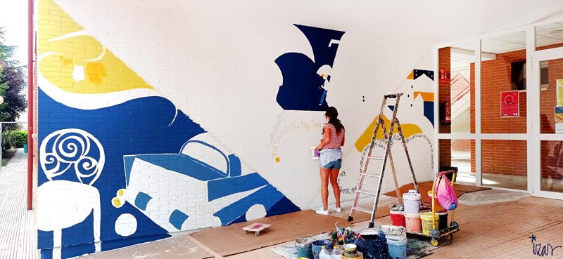 mural izas azulpatio dibujando la palabra ies cigales proceso 1