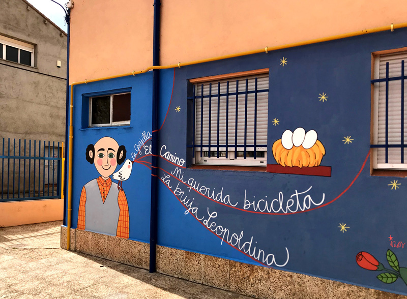 mural izas azulpatio dibujando la palabra madrigal derecha 2