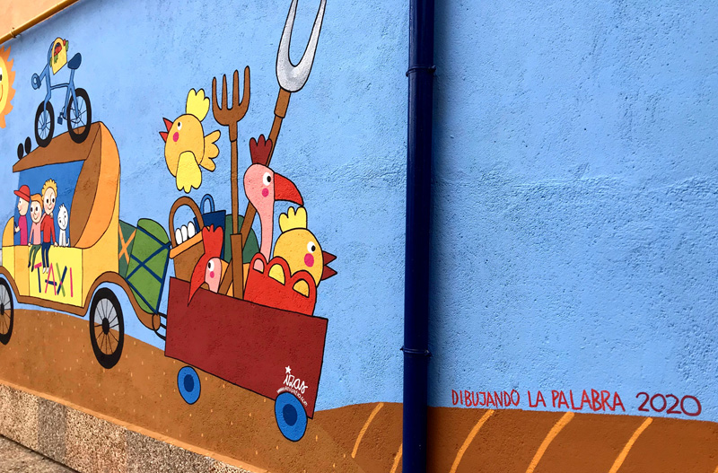 mural izas azulpatio dibujando la palabra madrigal dibujando