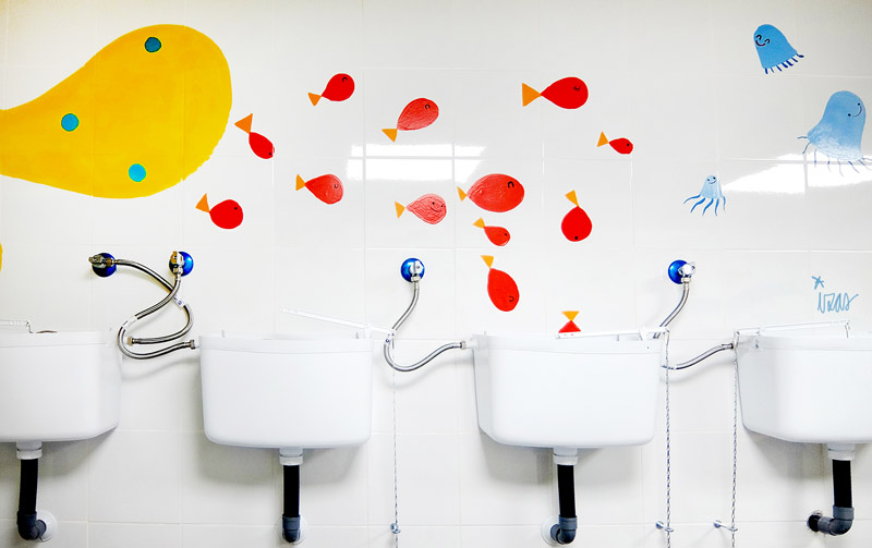 mural izas azulpatio CEIP Edardo Rojo baños infantil 3