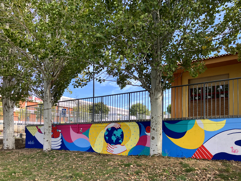 mural izas azulpatio CEIP Nueva Segovia patio pano dcha 1