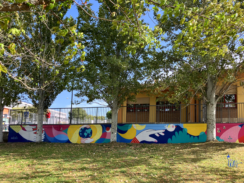 mural izas azulpatio CEIP Nueva Segovia patio pano frente 1