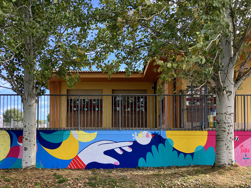 mural izas azulpatio CEIP Nueva Segovia patio pano frente 2