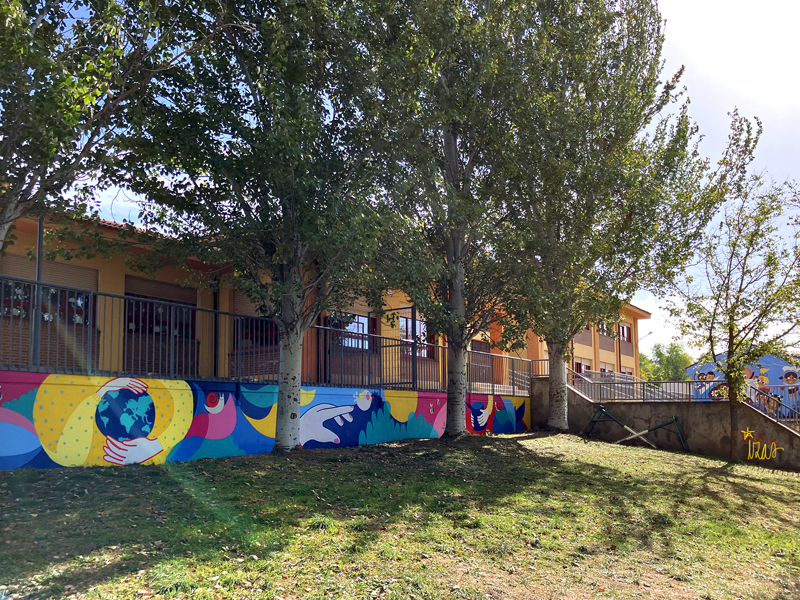 mural izas azulpatio CEIP Nueva Segovia patio pano izq 1