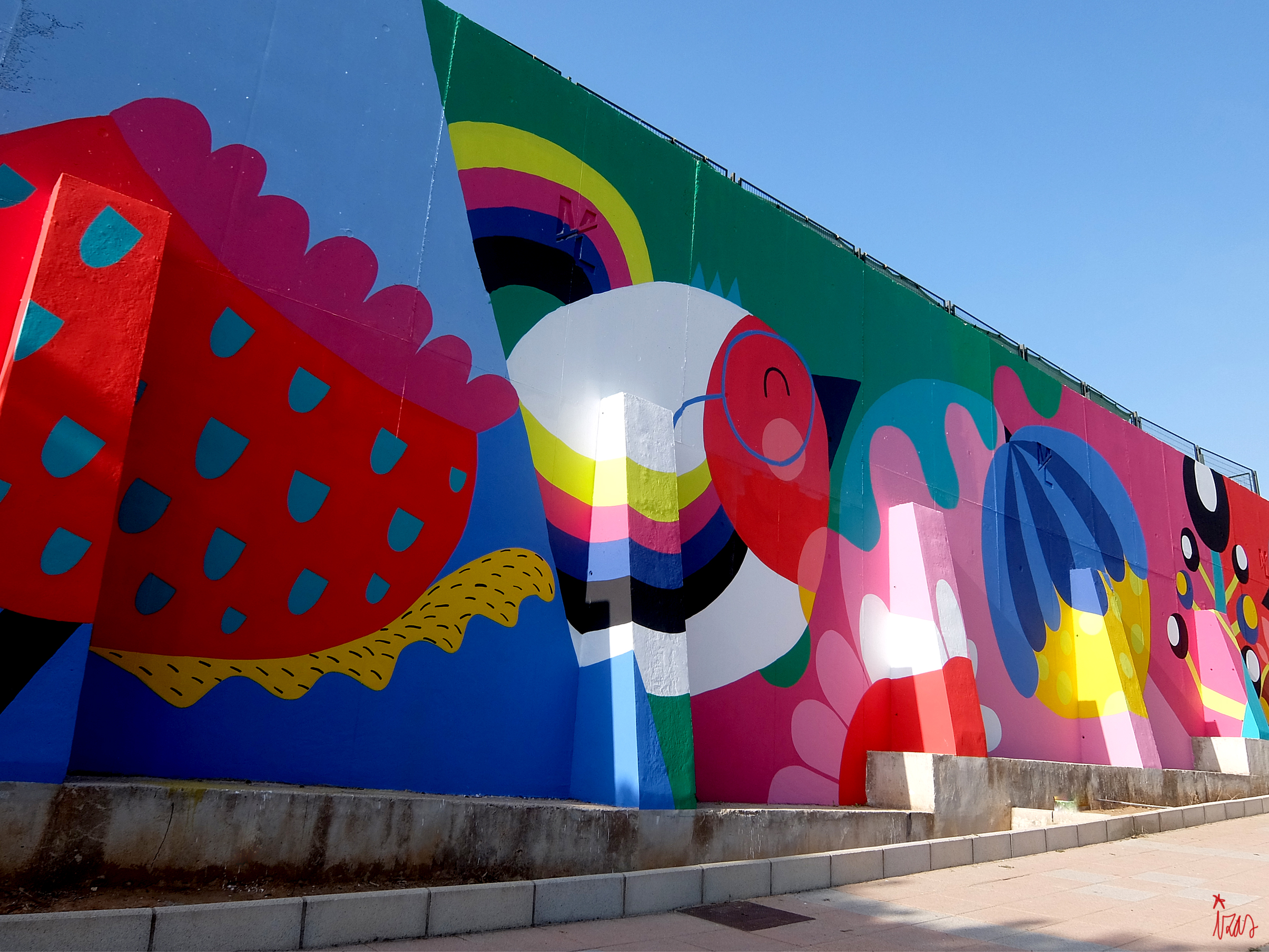 mural izas azulpatio ceip maicandil fachada izq 2