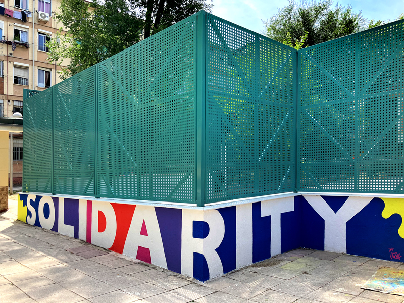 mural izas azulpatio ceip ramón gómez de la serna valores solidarity