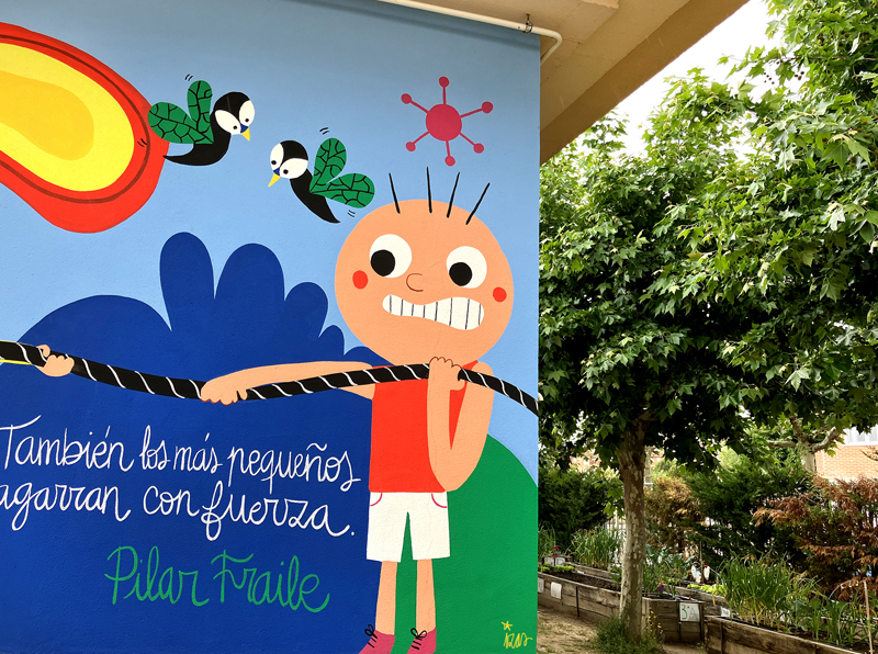 mural izas azulpatio dibujando la palabra CEIP San Blas detalle 9