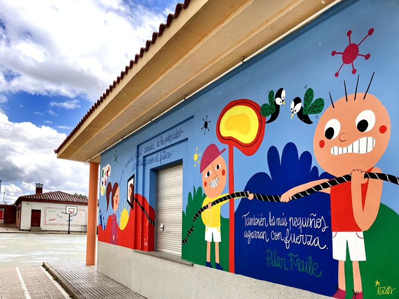 mural izas azulpatio dibujando la palabra CEIP San Blas pano 2