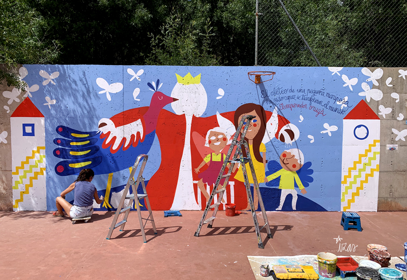 mural izas azulpatio dibujando la palabra CRA Alto Tiétar proceso 1