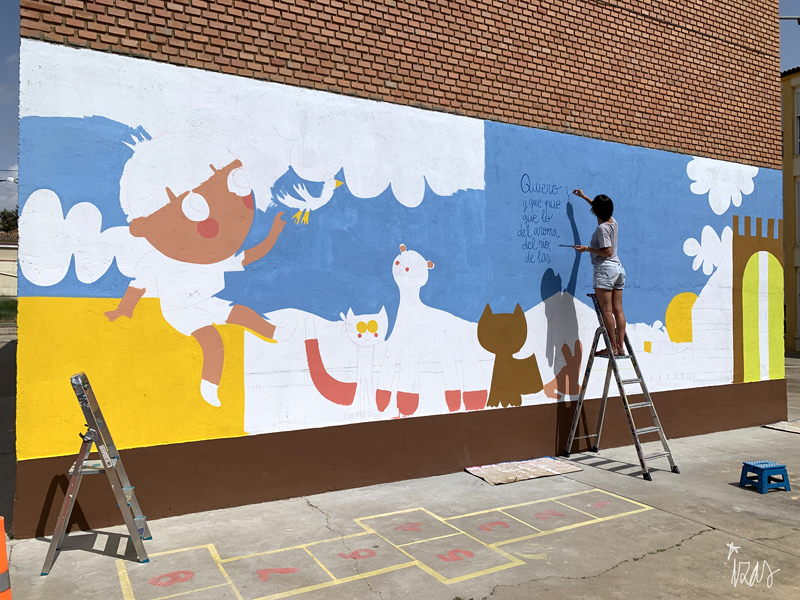 mural izas azulpatio dibujando la palabra CRA El Jalón proceso 2