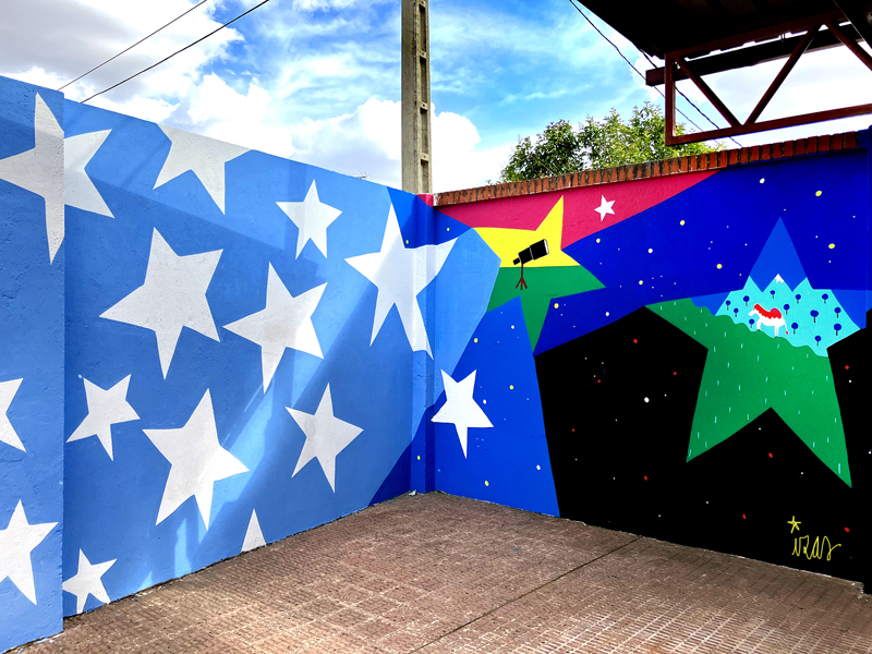 mural izas azulpatio dibujando la palabra CRA Tábara detalle 1