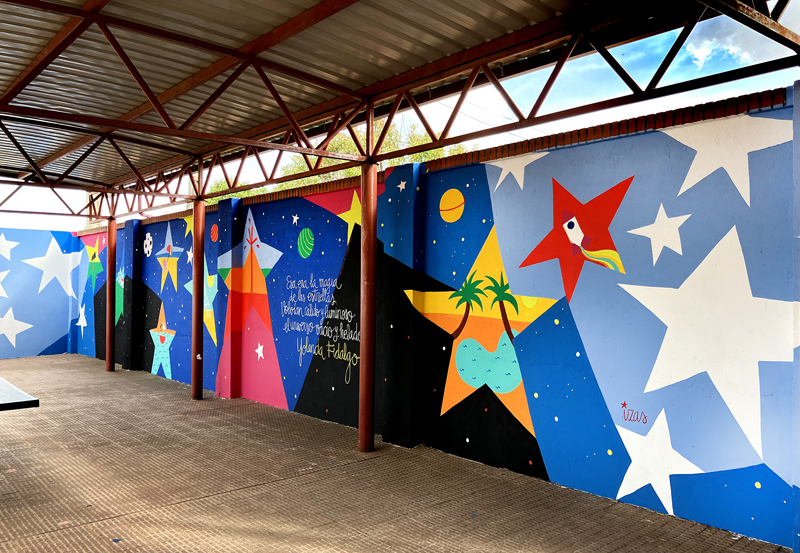 mural izas azulpatio dibujando la palabra CRA Tábara pano 3