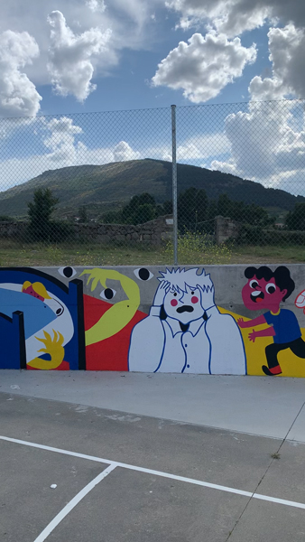 mural izas azulpatio dibujando la palabra IES García Bellido video v